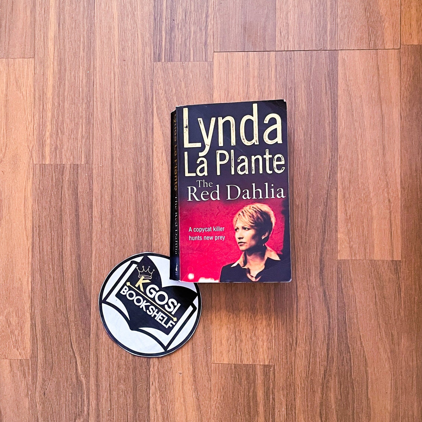 The red dahlia - Lynda la Plante